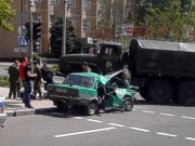 В Донецке боевики на «Урале» раздавили «Жигули»