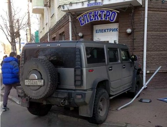 В Киеве Hummer с российскими номерами въехал в витрину магазина