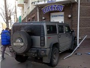 В Киеве Hummer с российскими номерами въехал в витрину магазина