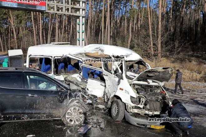 В Киеве столкнулись маршрутка и два автомобиля: 1 человек погиб, 11 травмированы