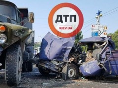В  Киеве на мосту Патона «Москвич» с арсеналом оружия врезался в грузовик