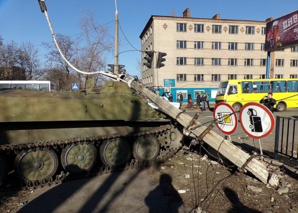 В Константиновке бронемашина военных задавила восьмилетнюю девочку