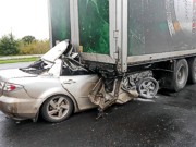 На Полтавщине Mazda врезалась в фуру: погибли 2 человека