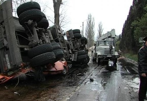 В Севастополе семейная пара погибла в автомобиле, раздавленном перевернувшимся бензовозом