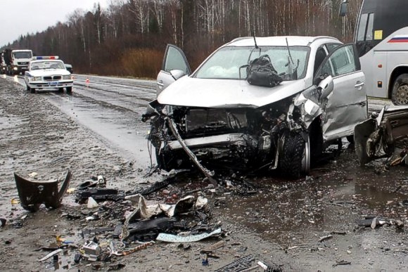 На Житомирщине в лобовом столкновении автобуса и легкового авто погибли люди