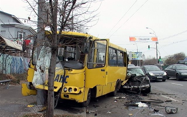 ДТП в Киеве: В маршрутку врезался автомобиль BMW с номерами 0666