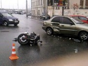 На Подоле в Киеве Daewoo Lanos сбил мотоциклиста