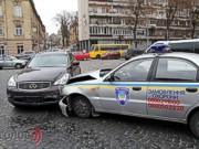 Во Львове автомобиль Госохраны протаранил Infiniti: есть пострадавшие