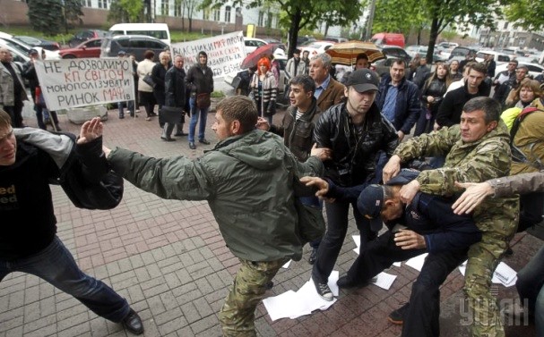 В Киеве митинг сторонников и противников  МАФов закончился кровавой дракой