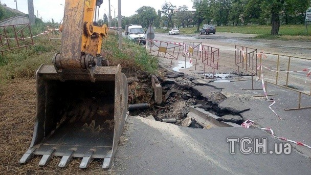 В Киеве из-за прорыва трубы кипятком залило целую улицу