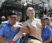 FEMEN: «Алина Кабаева» исполнила брачный танец у посольства России в Киеве
