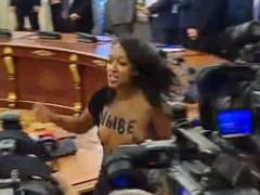На встрече Порошенко и Лукашенко в АПУ активистка Femen обнажила грудь