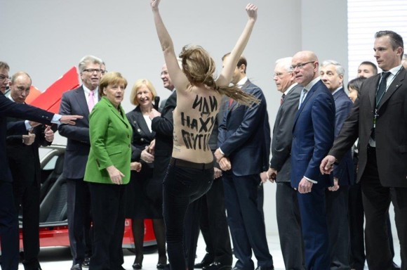 Активистки Femen разделись перед Путиным и Меркель на выставке в Германии