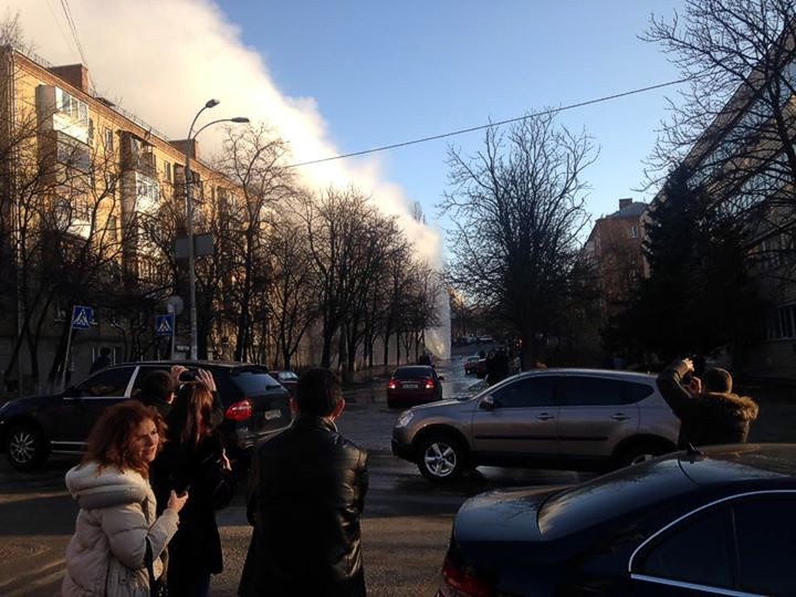 В Киеве на Печерске из-под асфальта бьет 10-метровый гейзер