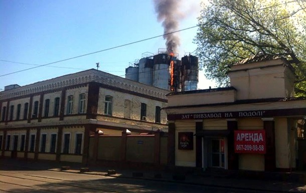 В Киеве на Подоле горело здание пивзавода