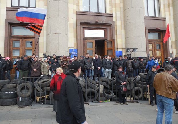 Здание Харьковской ОГА до сих пор не освободили от сепаратистов