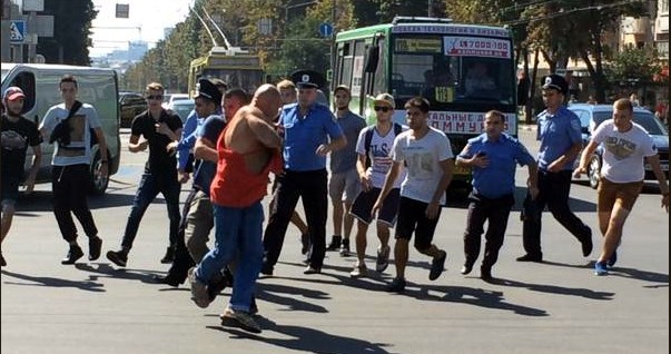 Активисты в Харькове избили мужчину за футболку с надписью «СССР»