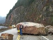 В Ивано-Франковской области прямо на дорогу упала 30-тонная каменная глыба