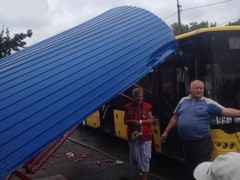 В Киеве автобус врезался в остановку с людьми
