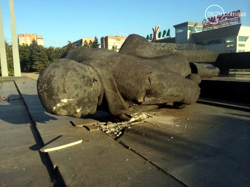 В Мариуполе снесли памятник Ленину