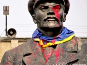 Жители Славянска облили красной краской памятник Ленину