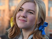 ФСБ вызвала на допрос школьницу из-за желто-голубых лент в косах