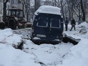 В Киеве просела дорога: в 3-метровую яму провалился автомобиль