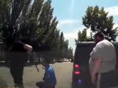 В сети появилось видео, на котором Мосийчук ставит на колени гаишников