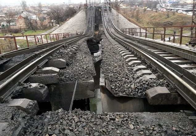 Подрыв железнодорожного моста в Мариуполе квалифицирован как теракт