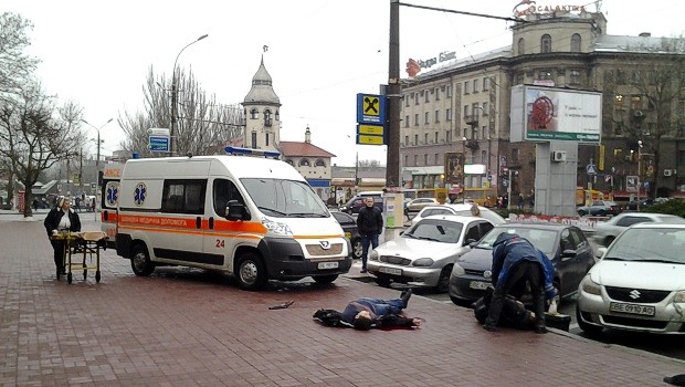 В Николаеве возле «Сотки» средь бела дня застрелили мужчину