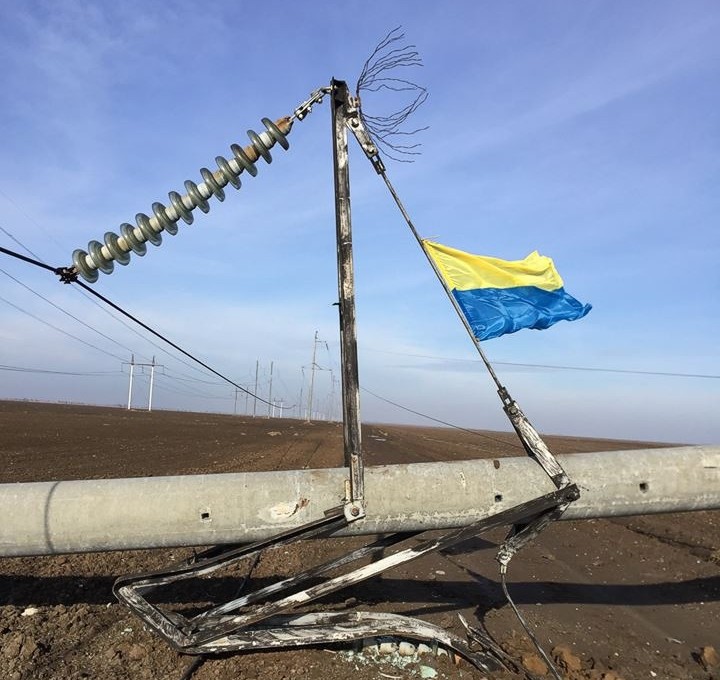 У Крыма подорвали ЛЭП и водрузили флаг Украины: опубликовано фото