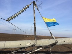 У Крыма подорвали ЛЭП и водрузили флаг Украины: опубликовано фото