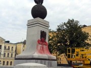 В Харькове неизвестные облили краской памятник Независимости Украины