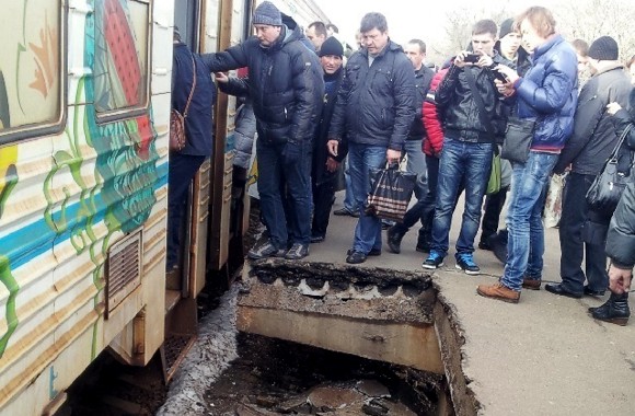 В Киеве на ж/д станции «Вышгородская» обрушился перрон.  Люди упали на рельсы