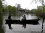 В Черниговской области из-за паводка основным транспортом для жителей ряда населенных пунктов стали лодки