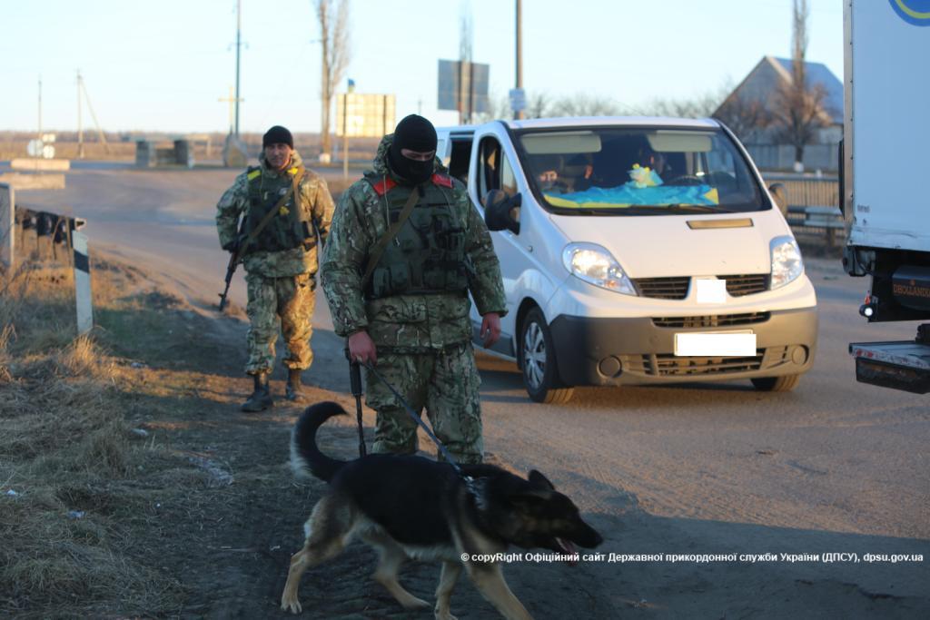 Пограничники задержали женщину с паспортами и деньгами для боевиков