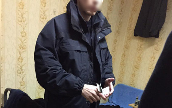 В Киеве полицейский украл из машины $17 тысяч
