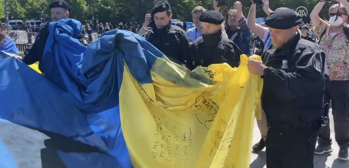 В Берлине полиция изъяла у активистов украинский флаг: в МИД отреагировали