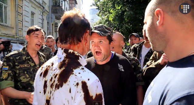 Экс-главу КГГА Попова под зданием суда облили водой, йодом и зеленкой