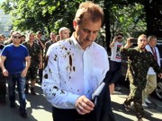 Экс-главу КГГА Попова под зданием суда облили водой, йодом и зеленкой