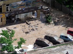 Прорыв водопровода в Киеве: пострадали квартиры и автомобили