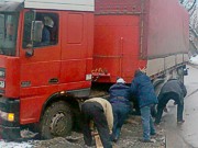 В Киеве снова провалился под асфальт автомобиль