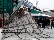 В Киеве из-за снега обрушилась крыша рынка «Троещина»