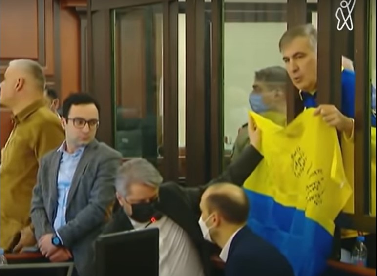Саакашвили спел в суде гимн Украины