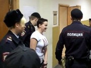 Савченко доставили в суд под конвоем с собакой