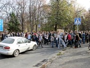 Протесты в Ужгороде: родители школьников перекрыли мост и улицы