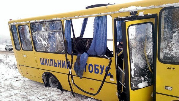 На Сумщине школьный автобус попал в ДТП: 11 детей пострадали