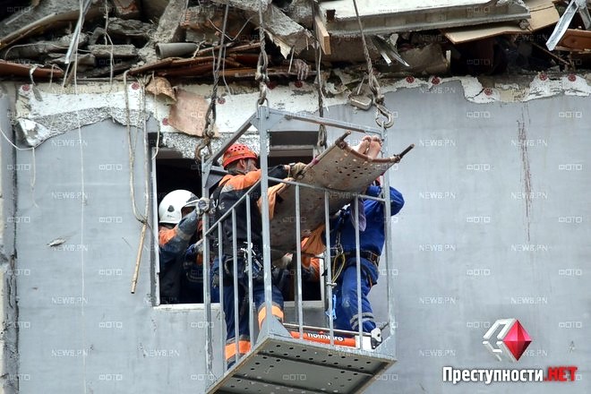 Спасатели достали из-под завалов дома в Николаеве выжившую женщину