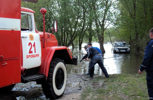 Поднявшаяся Десна заблокировала автомобили отдыхающих