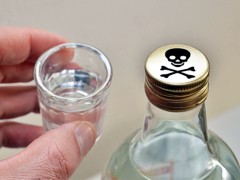 Отравление водкой: Умершие покупали отраву по 5 грн за 100 грамм